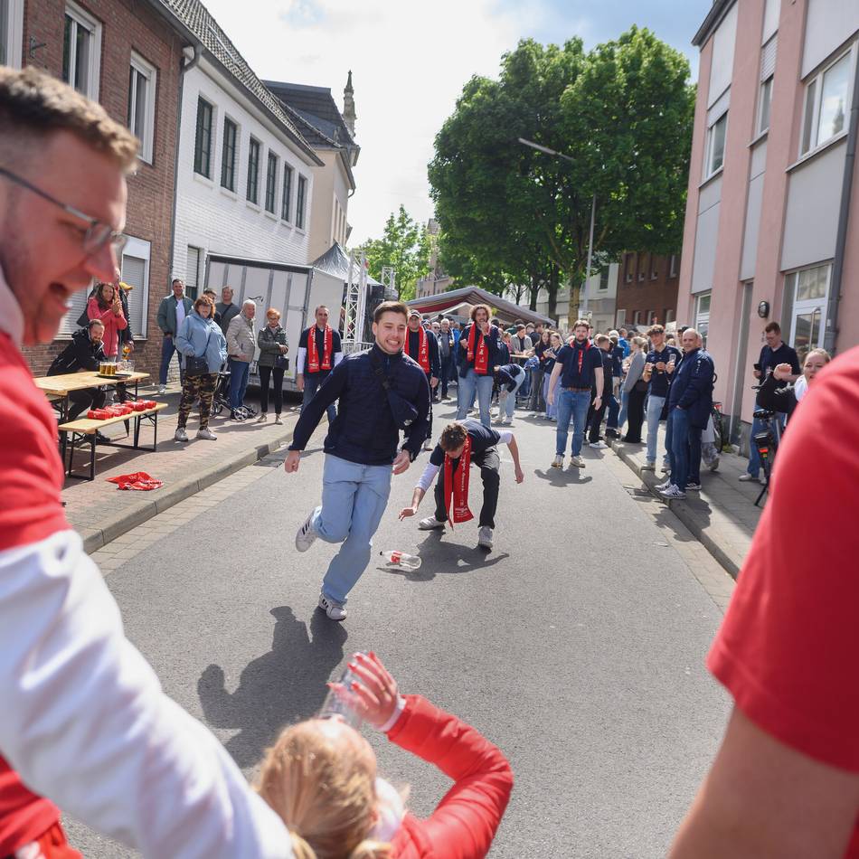 Närrisches Treiben in der City: Vrouwenpoort lässt die Eier fliegen – so bunt war der Vatertag in Goch