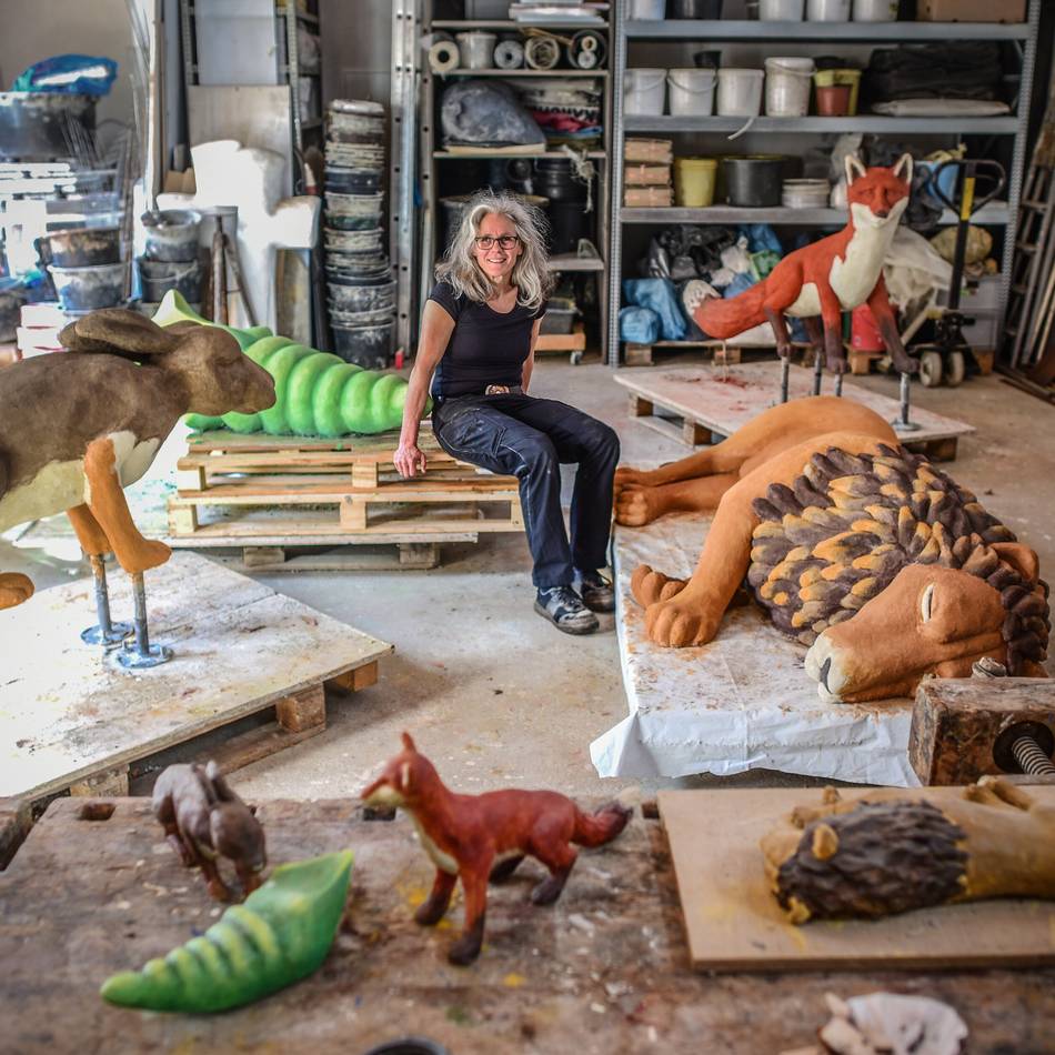 Ein Riese auf der Wiese: Film über die Miteinander-Skulptur „Kuh-Kalb-Maus“ feiert Premiere