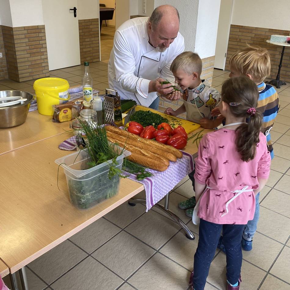 Aktion in Korschenbroich: Chefkoch bringt Kindern gesunde Ernährung bei