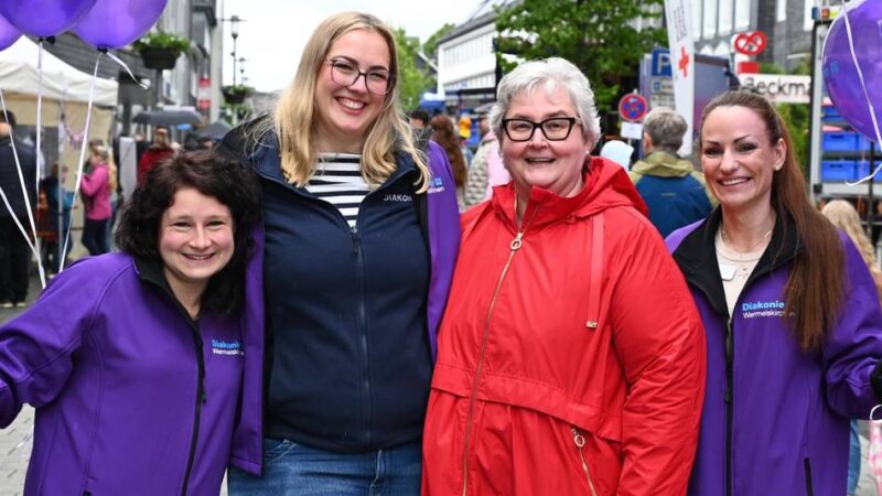 Verkaufsoffener Sonntag und Kirmes in Wermelskirchen: Beim „Fest“ wird an jeder Ecke gefeiert