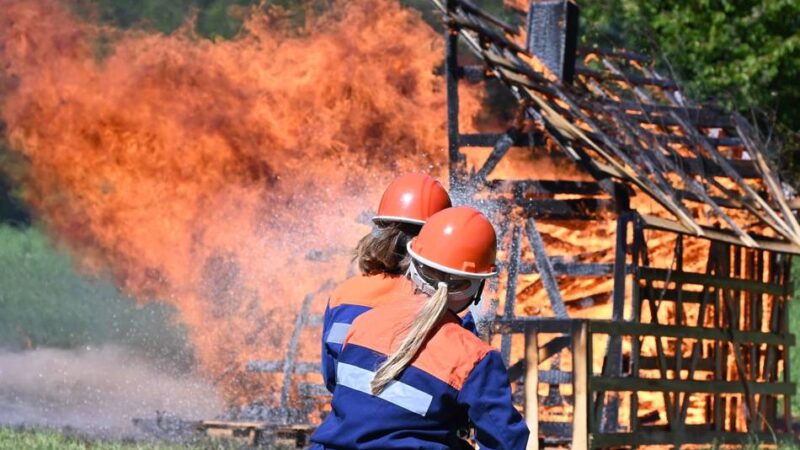 Freiwillige Feuerwehr in Radevormwald: Die Hütte brennt, der Nachwuchs löscht