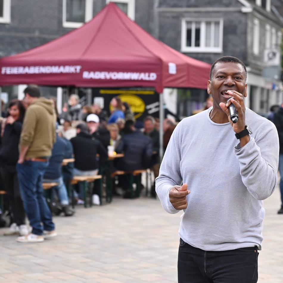 Radevormwald feiert trotzdem: Kühler Start in die neue Feierabendmarkt-Saison