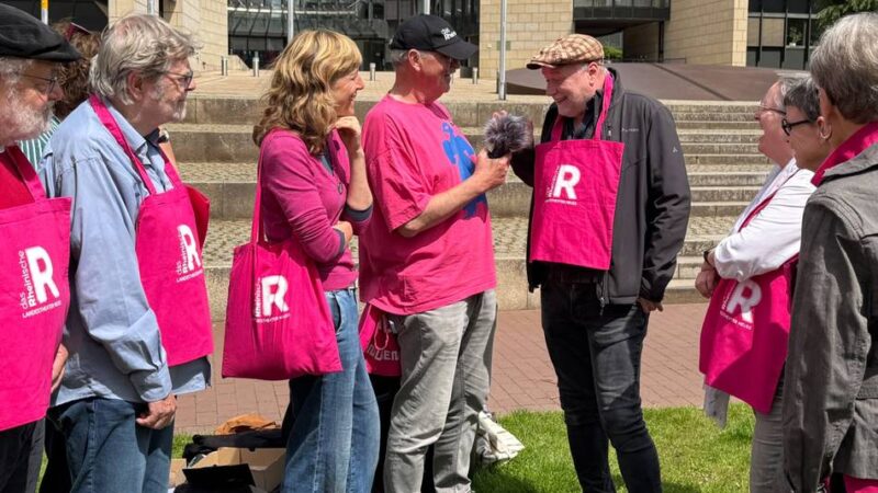 Aktion für Rheinisches Landestheater: Theater-Förderverein übergibt 500 Postkarten am Landtag