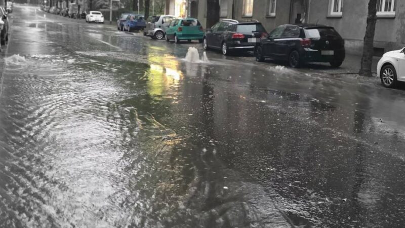Unwetter trifft auch Mönchengladbach: Überflutete Straßen und vollgelaufene Keller – „kurz und heftig“