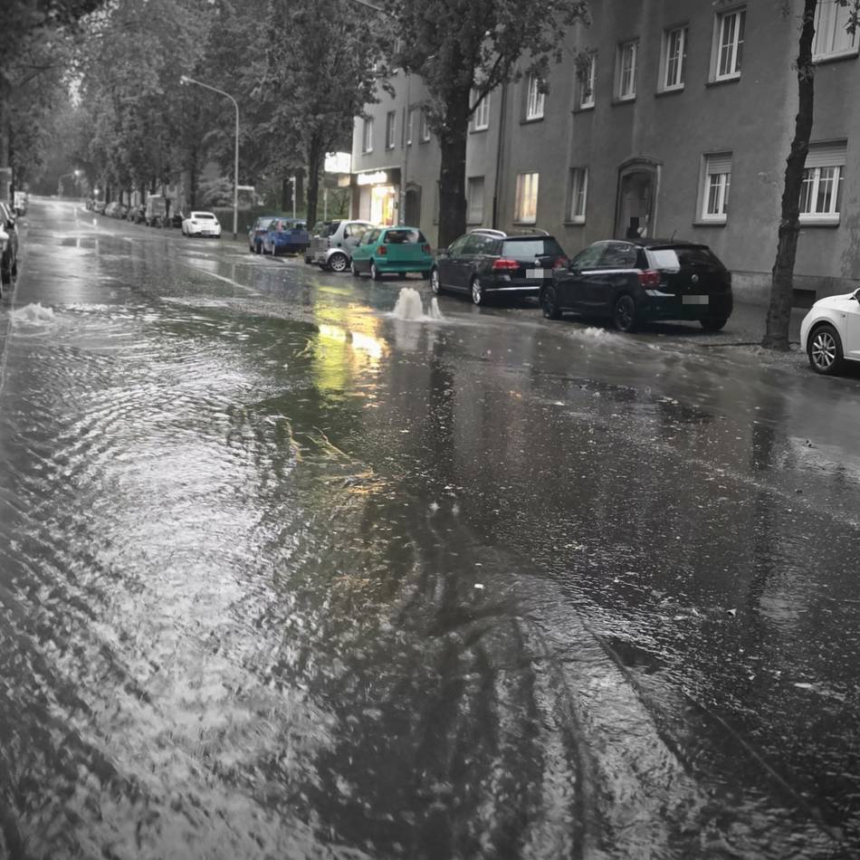 Unwetter trifft auch Mönchengladbach: Überflutete Straßen und vollgelaufene Keller – „kurz und heftig“