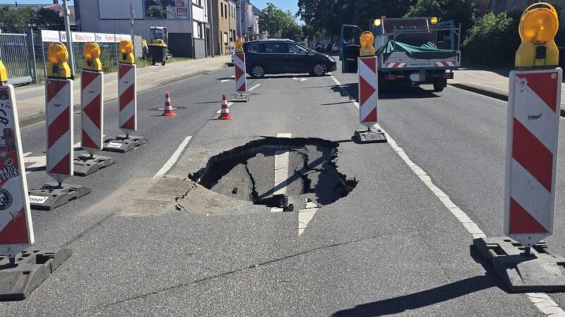 Vollsperrung in Mönchengladbach: Plötzlich klafft ein großes Loch auf dem Stapper Weg
