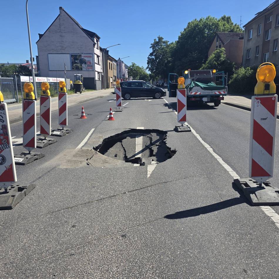 Vollsperrung in Mönchengladbach: Plötzlich klafft ein großes Loch auf dem Stapper Weg