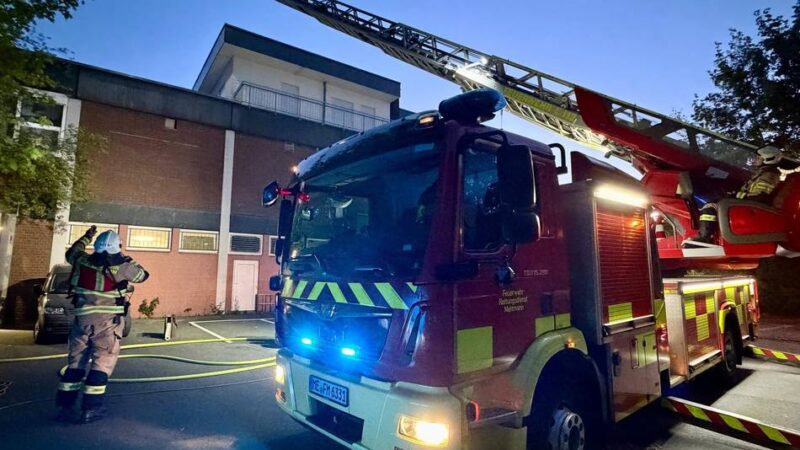 Großeinsatz in Mettmann: Maskierte schlagen Mitarbeiter nieder und legen Feuer