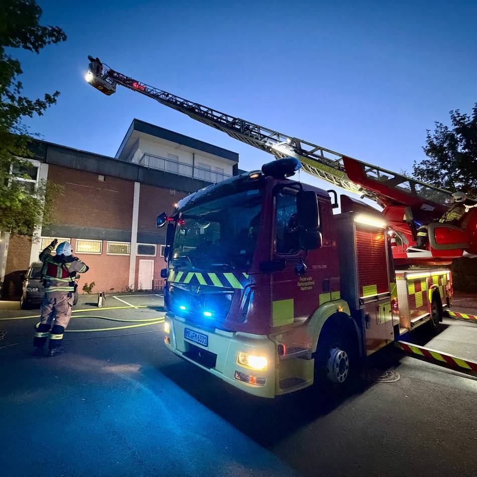 Großeinsatz in Mettmann: Maskierte schlagen Mitarbeiter nieder und legen Feuer