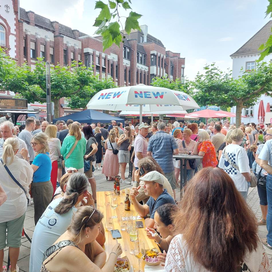 Veranstaltung in Grevenbroich: Feierabendmarkt fällt ins Wasser – Konzert zieht ins Café um