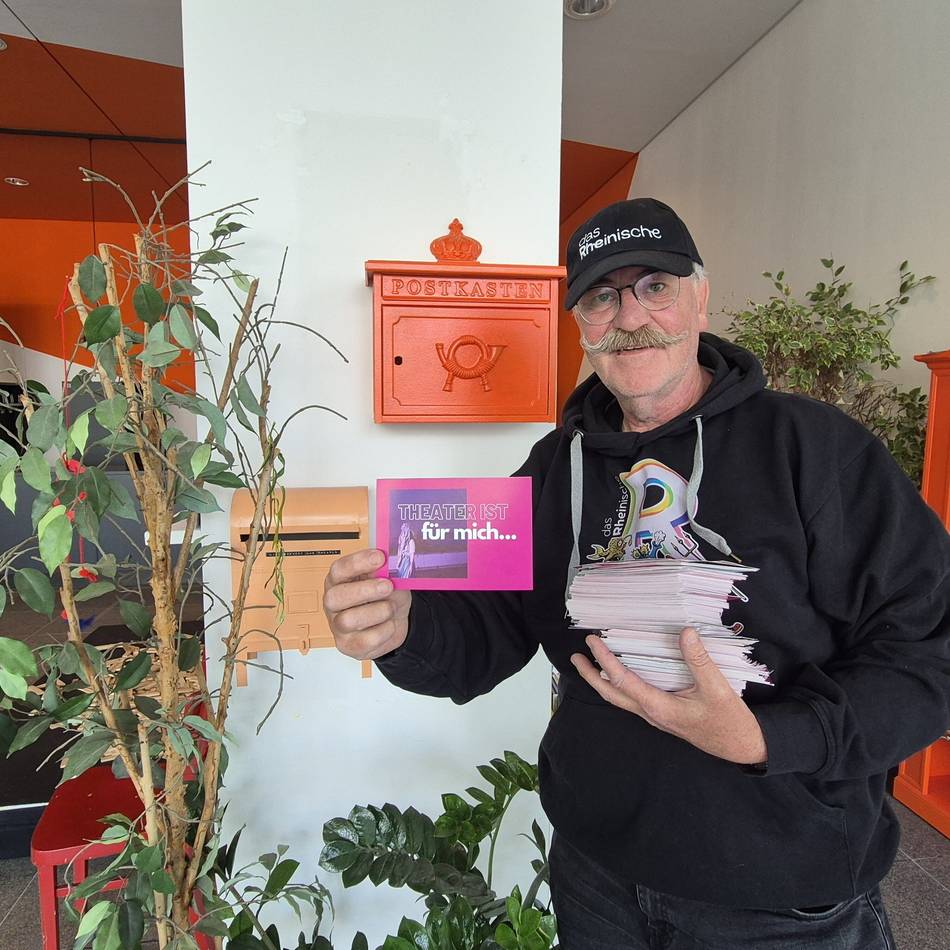 Unterstützung für Rheinisches Landestheater : Postkartenaktion in Neuss – „Das Theater soll nicht sterben“