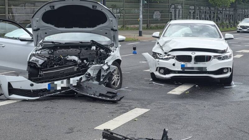 Kreuzung an Dahlener Heide: Autos stoßen auf der Gladbacher Straße zusammen