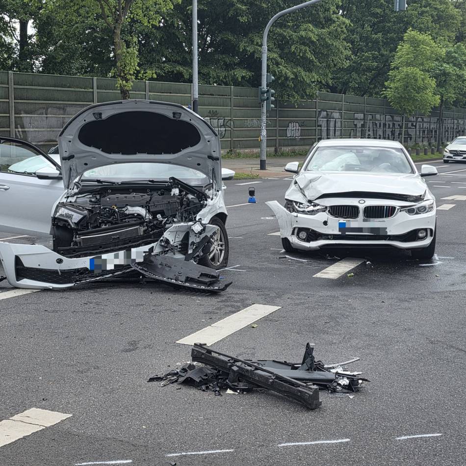 Kreuzung an Dahlener Heide: Autos stoßen auf der Gladbacher Straße zusammen