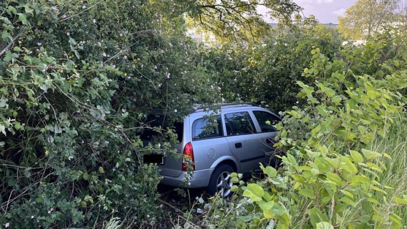 Verfolgungsjagd in Düsseldorf: Fahrer flüchtet nach Unfall zu Fuß – Zeuge nimmt Verfolgung auf