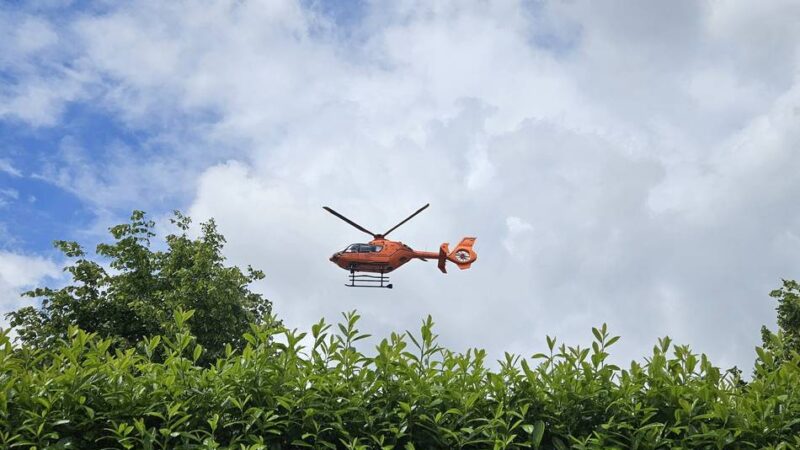 Einsatz am Mittwochmittag: 61-jähriger Bauarbeiter unter Bagger eingeklemmt – Hubschrauber über Mönchengladbach