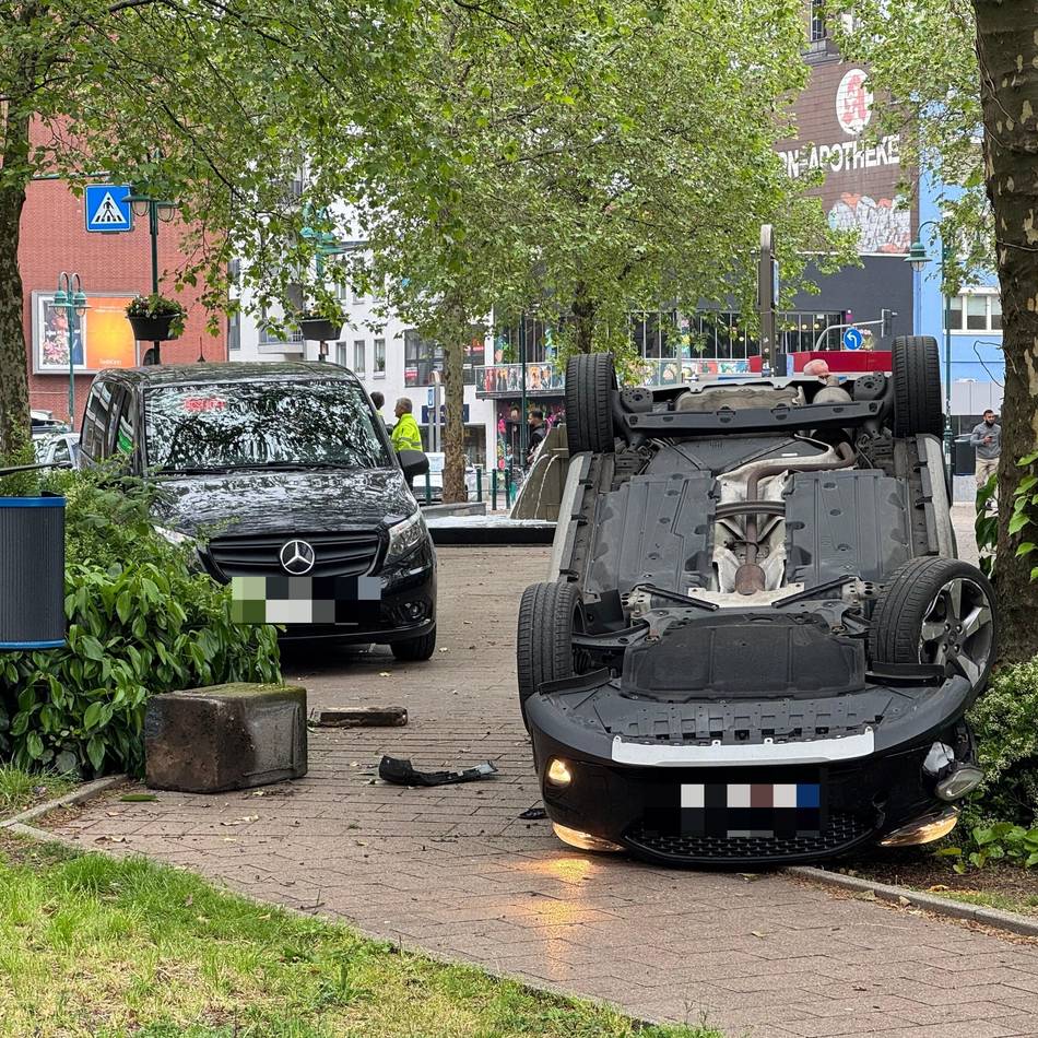 Verfolgungsjagd in der City: Mann rast mit Fiesta durch die Duisburger Innenstadt und überschlägt sich