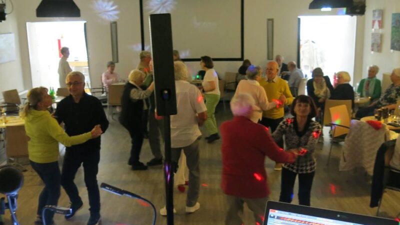Seniorennachmittag im Hückeswagener Haus Zach: Von Walzer bis Discofox – entspannte Stimmung bei Ü60-Party