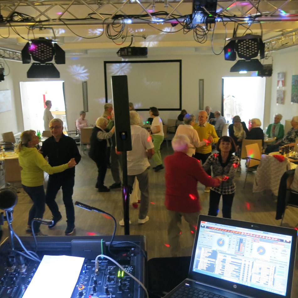 Seniorennachmittag im Hückeswagener Haus Zach: Von Walzer bis Discofox – entspannte Stimmung bei Ü60-Party