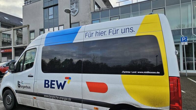 Fahrgäste des Hückeswagener Bürgerbusses: Zweite Automatiktür für Glashalle lässt auf sich warten