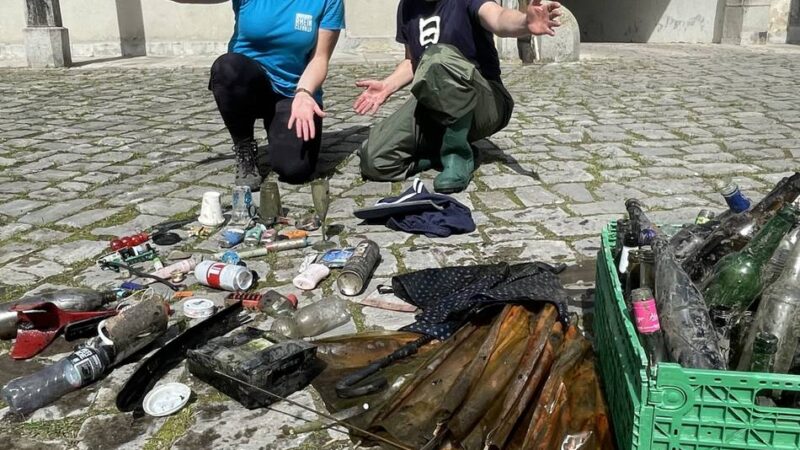 Aktion in Düsseldorf: Freiwillige räumen die Gewässer von Schloss Benrath auf