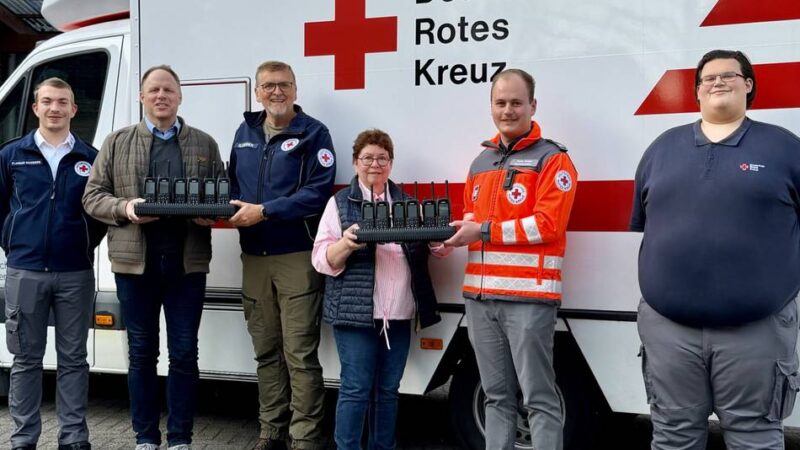 Spende der Stiftung „Jetzt Weeze“: Neue Funkgeräte für das Deutsche Rote Kreuz in Weeze