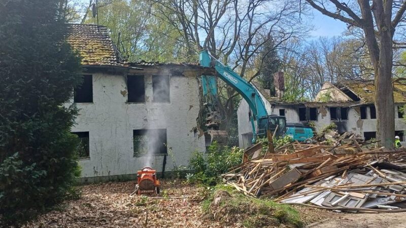 „Lost Place“ in Mönchengladbach: Bagger reißen ehemaliges RAF-Krankenhaus ab
