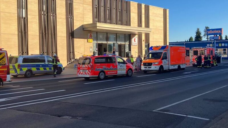 Feuerwehr und Polizei vor Ort: Kaufland in Holt geräumt – das ist der Grund