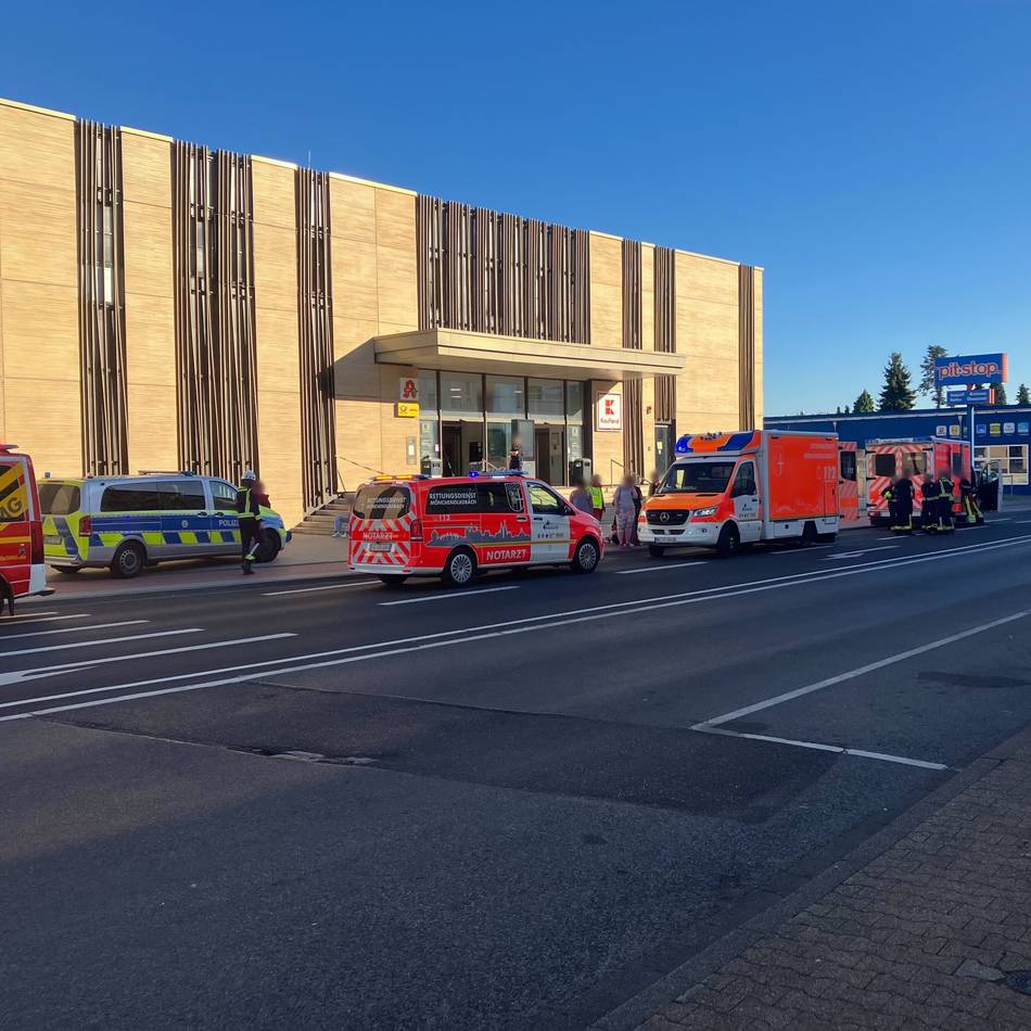 Feuerwehr und Polizei vor Ort: Kaufland in Holt geräumt – das ist der Grund