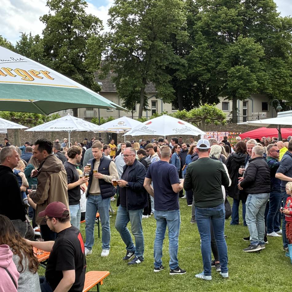 Vatertag in Rees: Vatertags-Sause im Skulpturenpark