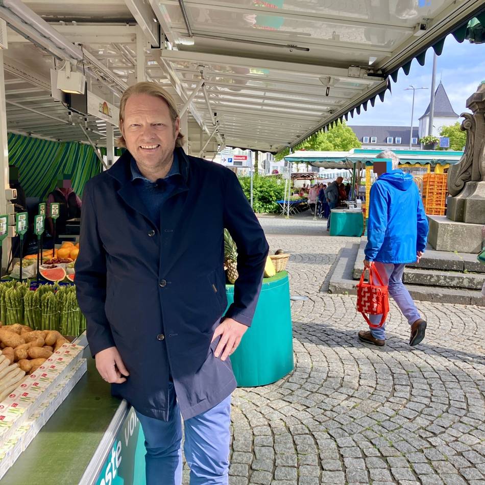 Prominenter Besuch in Moers: Was macht Fernsehkoch Björn Freitag auf dem Moerser Markt?