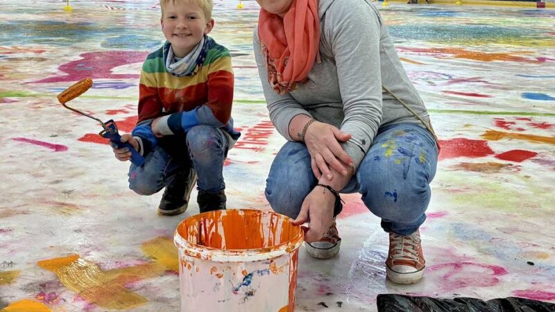 Inklusion bei der DEG: 350 Kinder bemalen die Eisfläche an der Brehmstraße