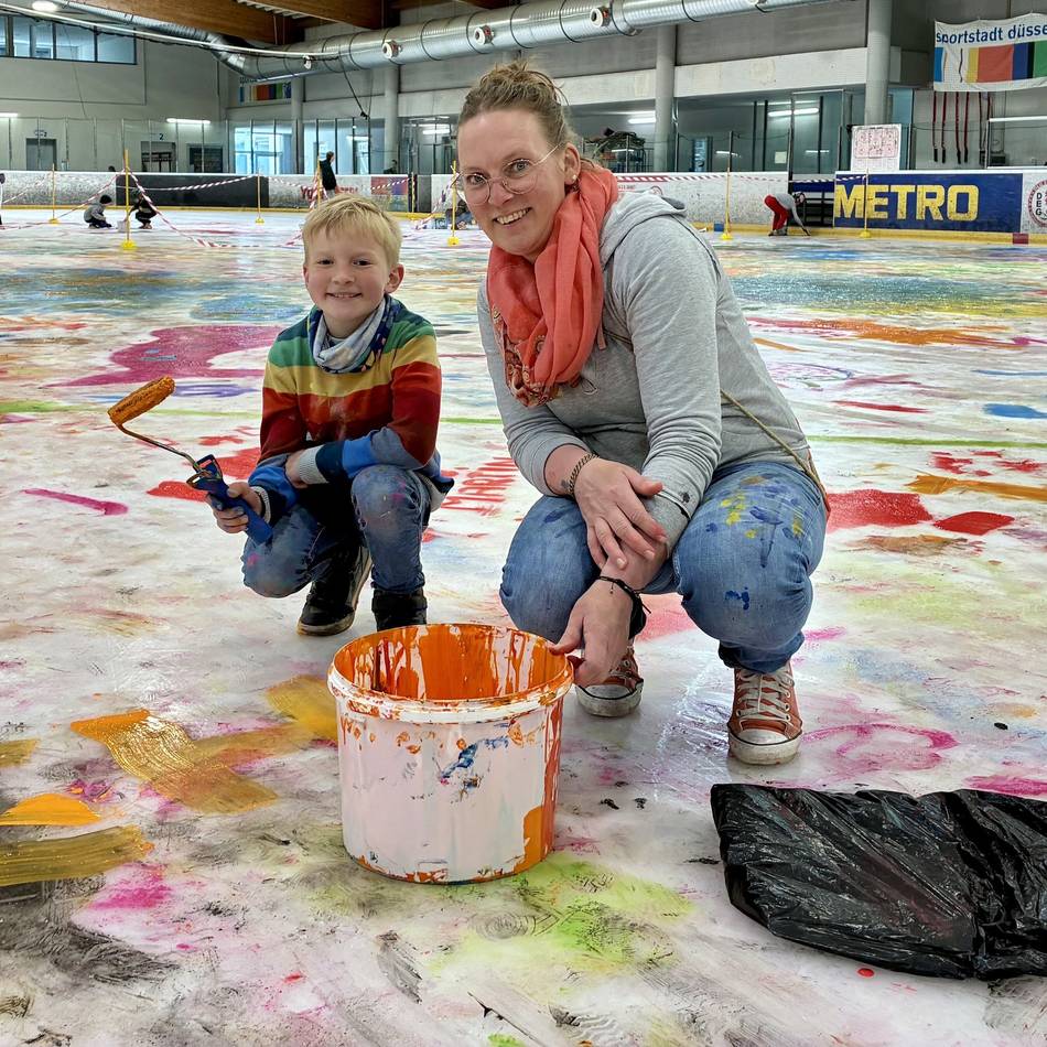 Inklusion bei der DEG: 350 Kinder bemalen die Eisfläche an der Brehmstraße
