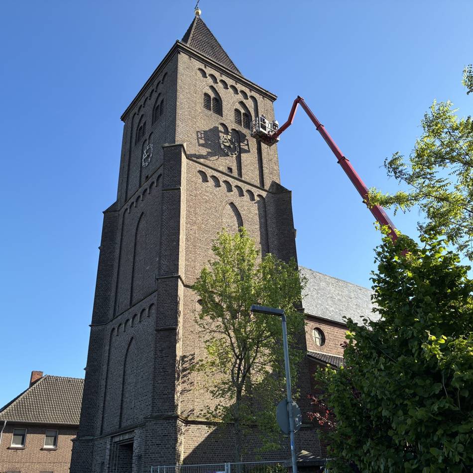 Portal war gesperrt worden: Ausgerechnet vor der Erstkommunion – Steine bröseln vom Kirchturm in Mehr