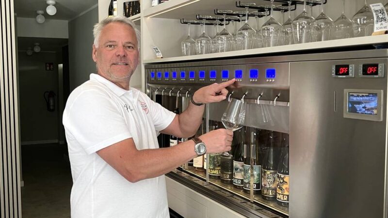 Ausstieg von Mit-Inhaber  : Nur noch ein „Wine Brother“ übrig – neues Konzept für Kaarster Lokal