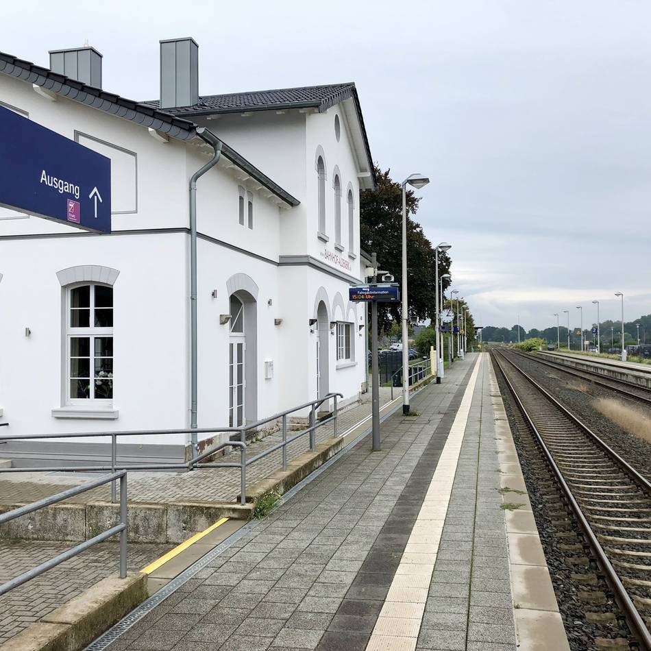 Staatsschutz wird eingeschaltet: Mann soll Hitlergruß im RE 10 gezeigt und danach eine Schaffnerin attackiert haben