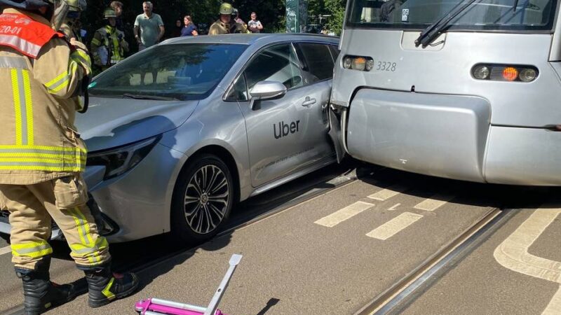 Unfall in Düsseldorf-Düsseltal: U72 der Rheinbahn und Auto stoßen zusammen – Straße blockiert
