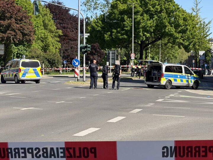 Großeinsatz in Mönchengladbach: Mitten in der Innenstadt – Polizei schießt auf nackten Mann mit Langwaffe