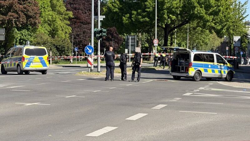 Großeinsatz in Mönchengladbach: Mitten in der Innenstadt – Polizei schießt auf nackten Mann mit Langwaffe