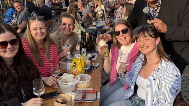 Fröhliche Stimmung auf dem Marktplatz: „Es war unfassbar schön“ – Menschen genießen Xantens Weinfest