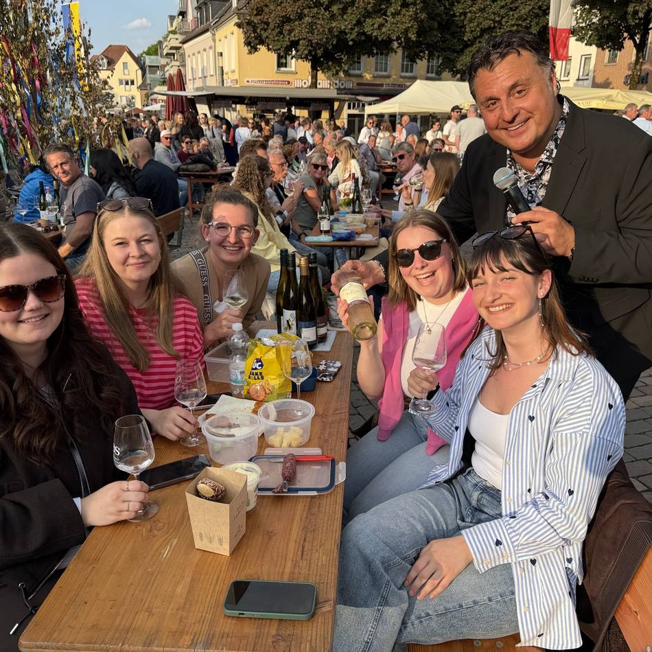 Fröhliche Stimmung auf dem Marktplatz: „Es war unfassbar schön“ – Menschen genießen Xantens Weinfest