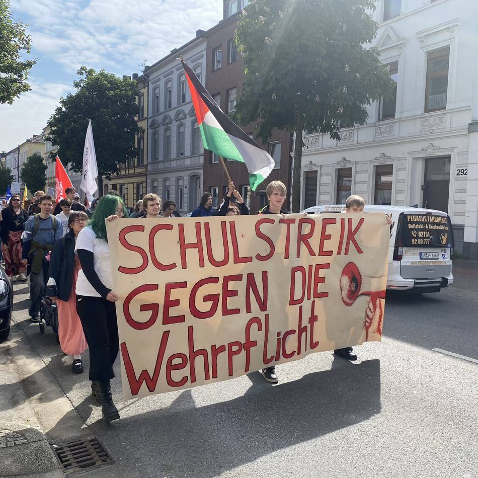 Kundgebung in Krefeld: Rund 50 Menschen demonstrieren gegen Wehrpflicht