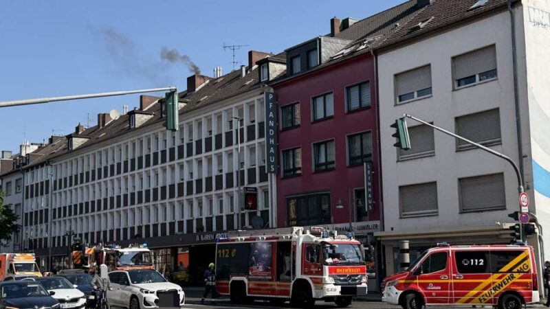 Einsatz in Innenstadt von Mönchengladbach: Feuerwehr rückt wegen Rauchsäule aus – Bismarckstraße teils gesperrt