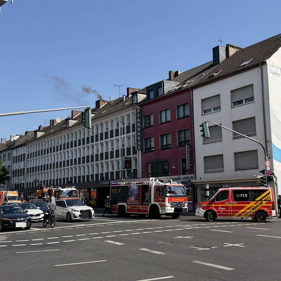 Einsatz in Innenstadt von Mönchengladbach: Feuerwehr rückt wegen Rauchsäule aus – Bismarckstraße teils gesperrt