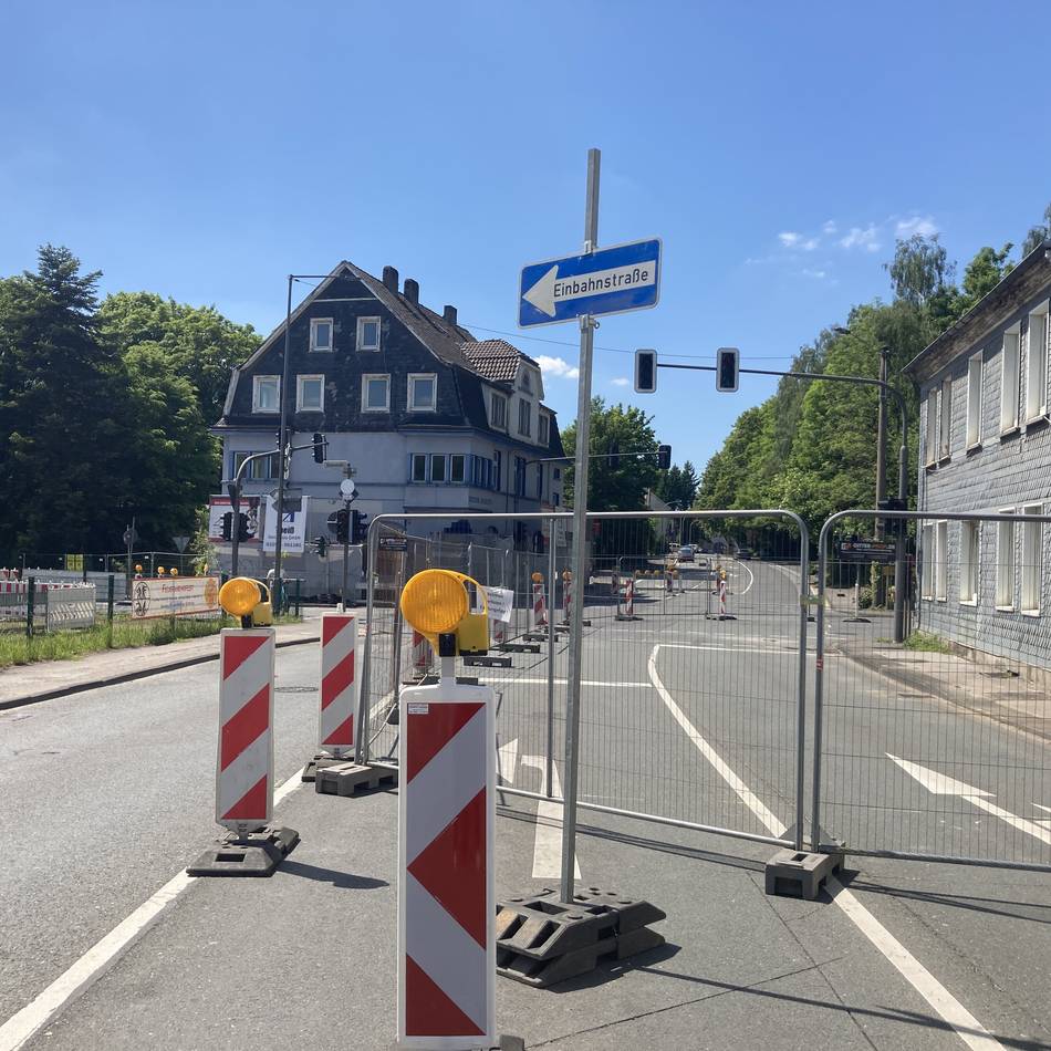 Verkehr fließt langsam wieder: Wiedener Kreuz als Einbahnstraße geöffnet