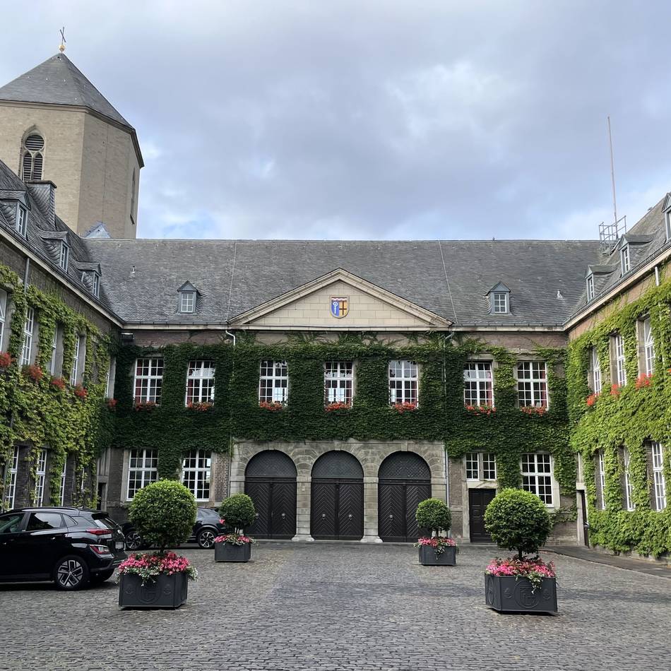 Aktion in Mönchengladbach: Darum leuchtet das Rathaus am 12. Mai blau