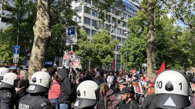 Großeinsatz der Polizei in Düsseldorf: Hunderte protestieren gegen Rundgang von 23 AfD-Vertretern in Oberbilk