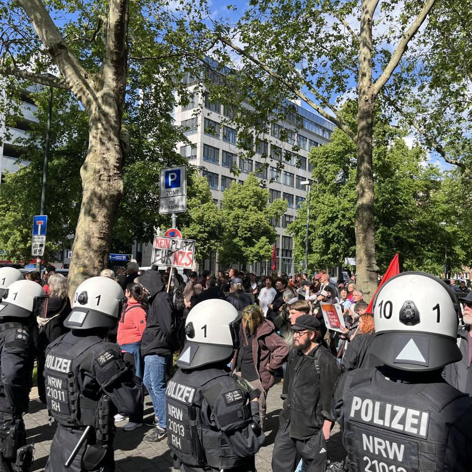 Großeinsatz der Polizei in Düsseldorf: Hunderte protestieren gegen Rundgang von 23 AfD-Vertretern in Oberbilk