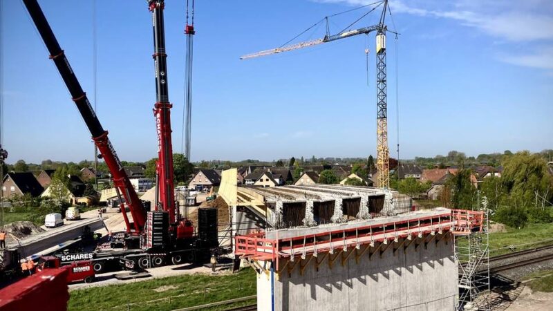 Ortsumgehung in Millingen: 700-Tonnen-Kräne hängen riesige Brückenteile ein