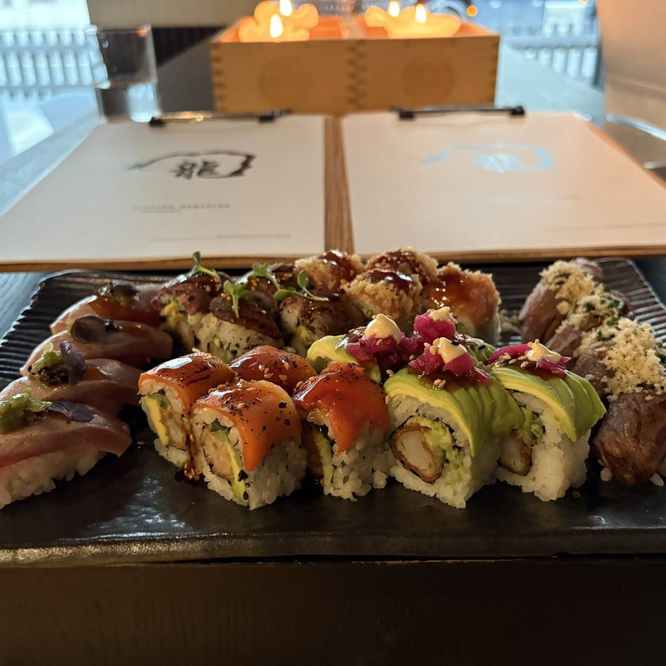 Loaded Sushi in Düsseldorf: Puristen bitte wegschauen – hier wird Sushi mit Frischkäse, Trüffel oder Spargel serviert