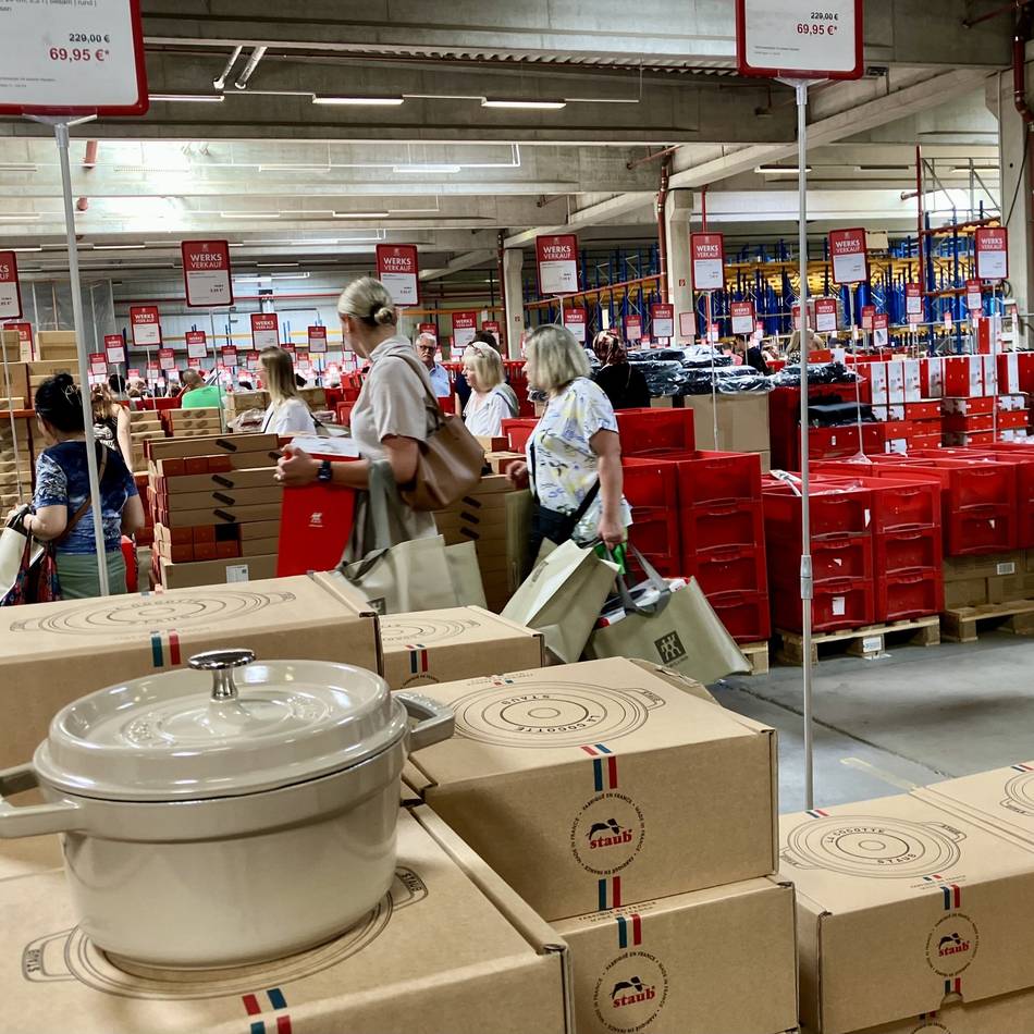 Zwilling-Werksverkauf in Solingen: Schlange stehen für Mega-Schnäppchen